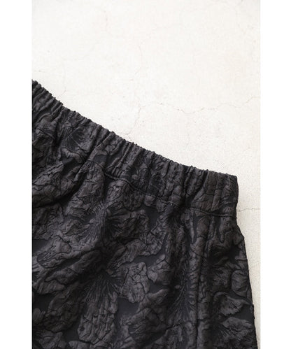エンボス加工の花浮かぶクラシックフラワーミディアムスカート