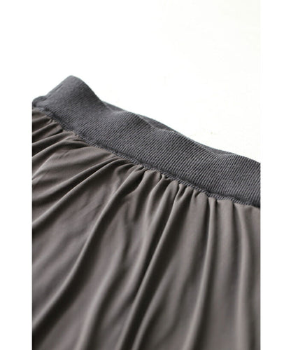 ゆるやかな裾フレアラインのニットロングスカート