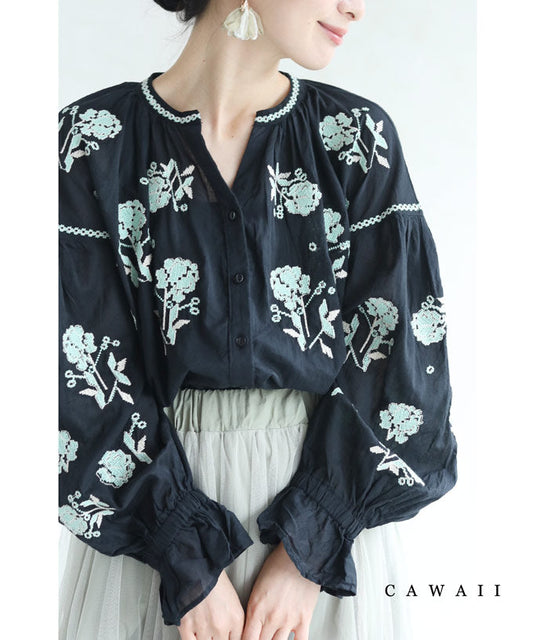 【wc-fzp00016od】（S~3L対応）（黒）クロスステッチの花咲くふんわりブラウストップス