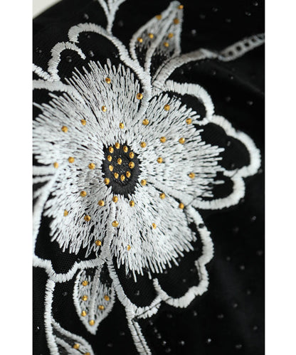 ビジューを纏う花刺繍のベロア調プルオーバートップス