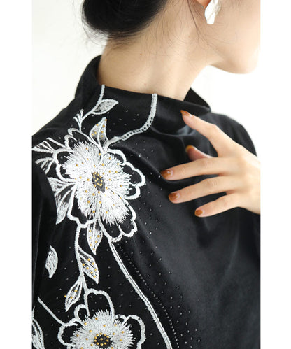ビジューを纏う花刺繍のベロア調プルオーバートップス