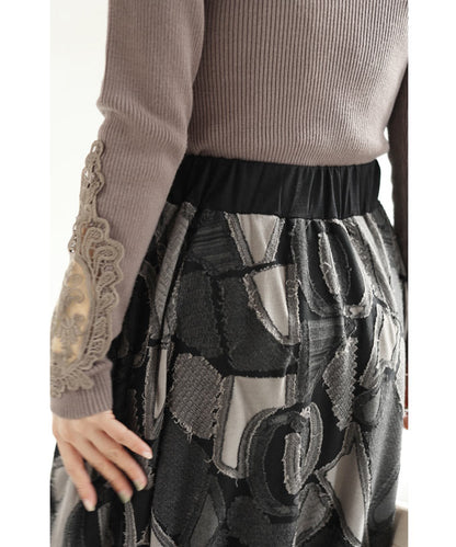 重なり合う柄フレアの個性派ミディアムスカート