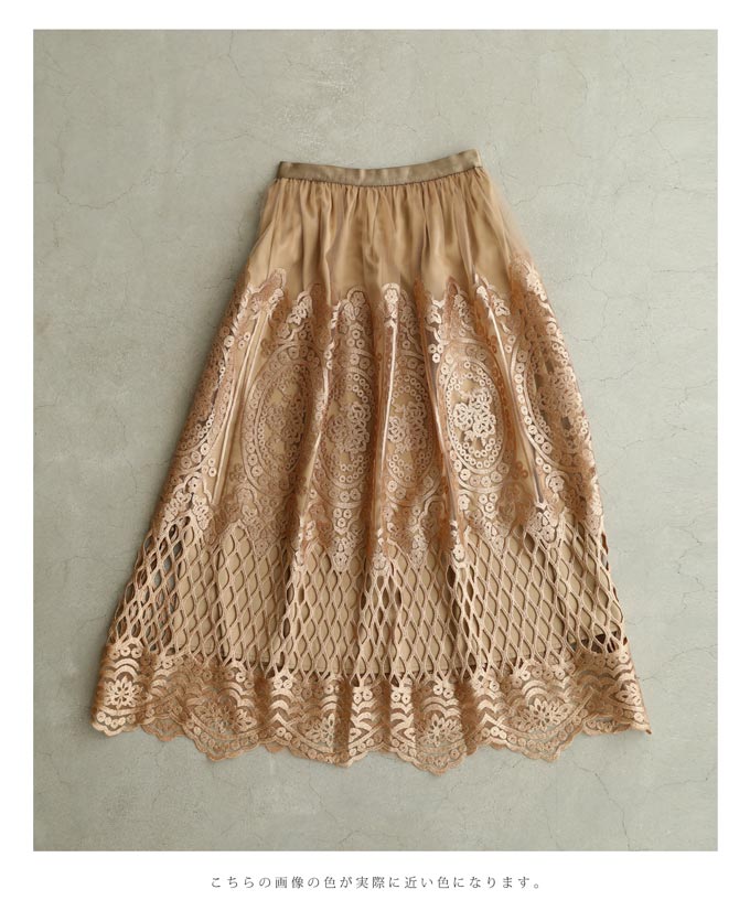 チュールに浮かぶエレガントなレース刺繍ミディアムスカート