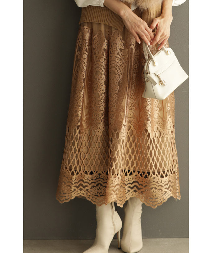 チュールに浮かぶエレガントなレース刺繍ミディアムスカート