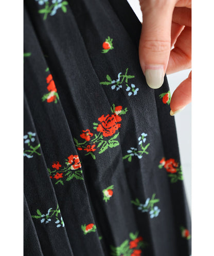 赤い小花咲くプリーツミディアムスカート　