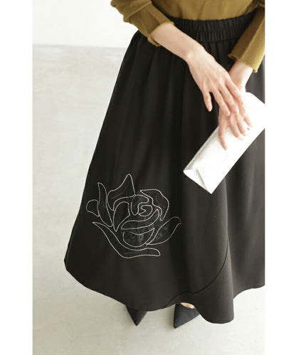 ステッチ刺繍のバラが咲くミディアムスカート　