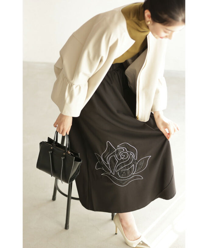 ステッチ刺繍のバラが咲くミディアムスカート　