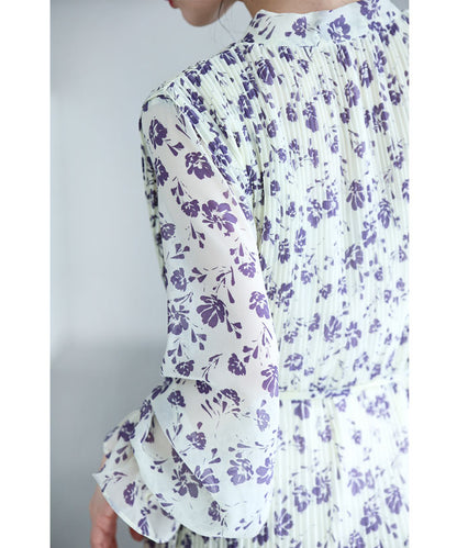 （紐ベルト付き）上品な紫の花咲く細やかプリーツミディアムワンピース