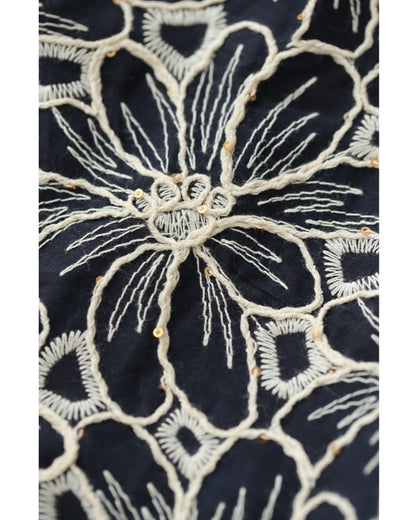 細やかなスパンコールが輝く花刺繍プルオーバートップス　