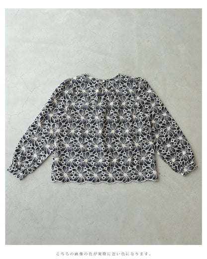 細やかなスパンコールが輝く花刺繍プルオーバートップス　