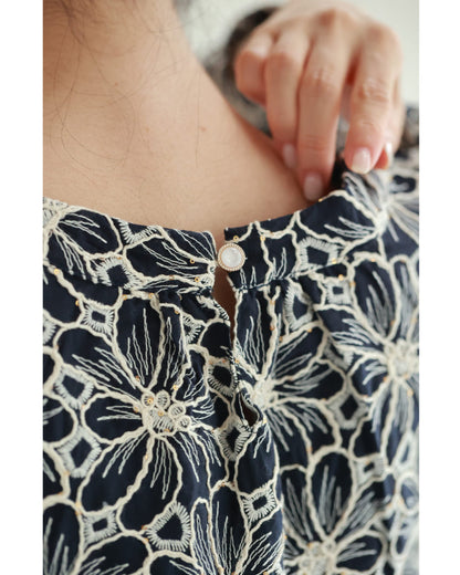 細やかなスパンコールが輝く花刺繍プルオーバートップス　