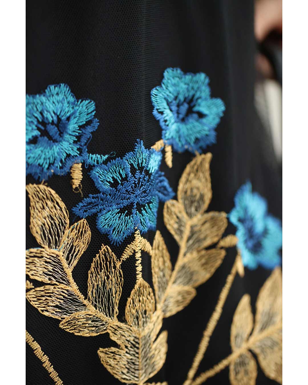 ぐるりと美しさ広がる青花刺繍ベールミディアムワンピース　