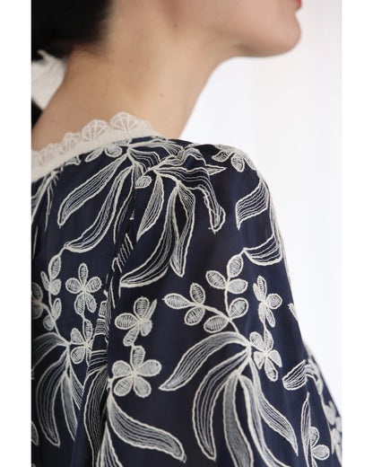 首元を飾るシェルレースの白花刺繍ブラウストップス　3/16新作