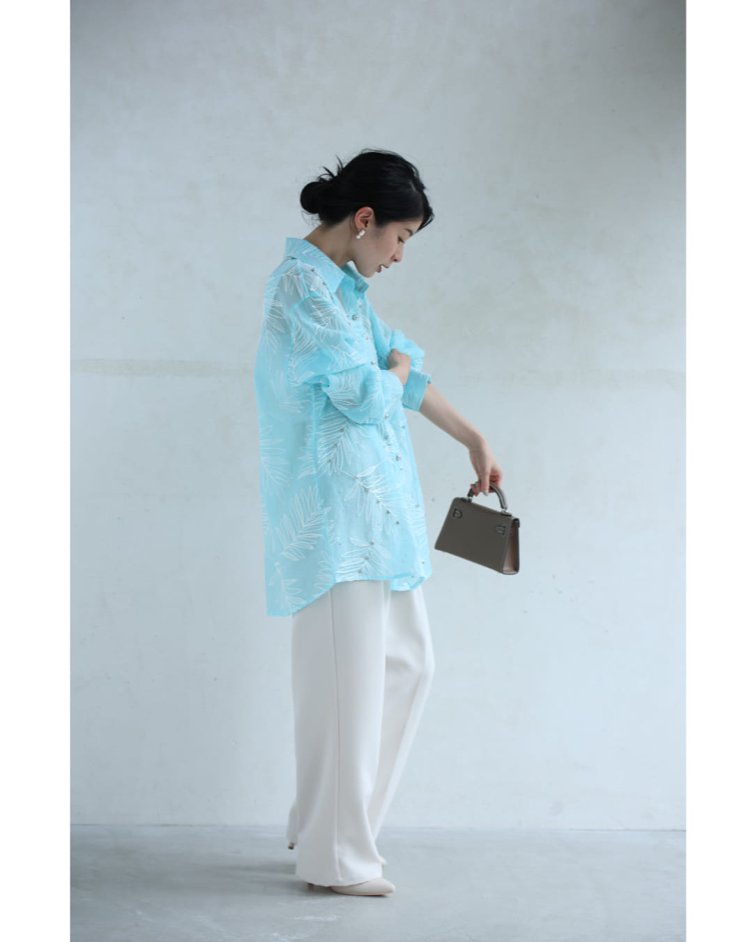 ビジューの煌めきを纏うリーフ刺繍シアーシャツトップス　4/8新作
