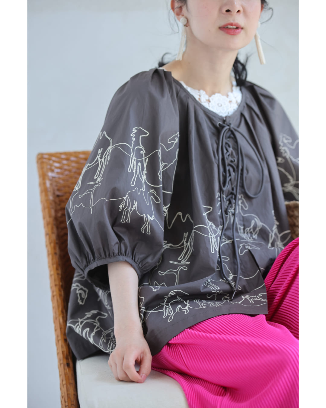 シルクロードを渡る動物の刺繍風ブラウストップス　5/21新作