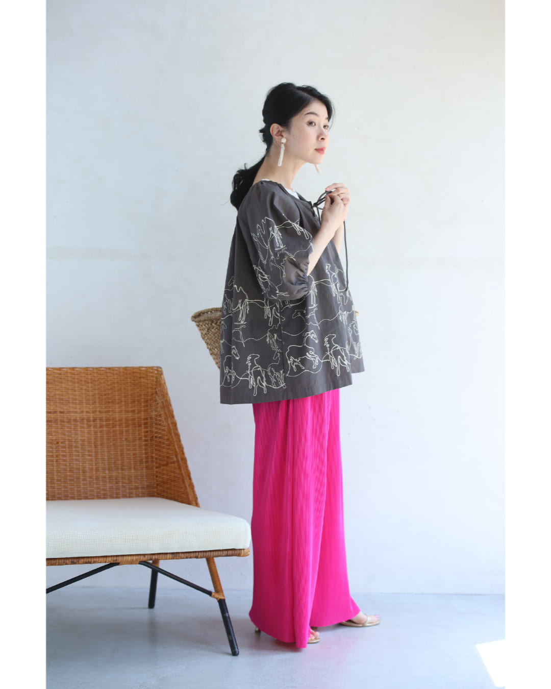 シルクロードを渡る動物の刺繍風ブラウストップス　5/21新作