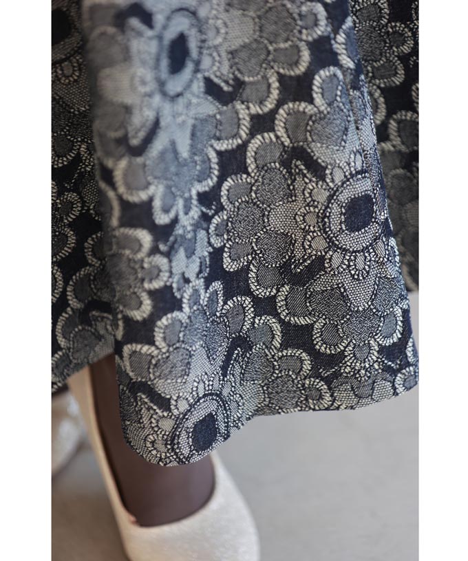 エキゾチックな花柄のデニム調ロングスカート
