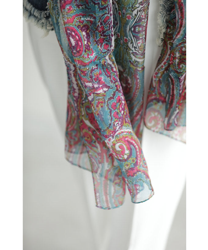 コーディネートのポイントに映える色彩アートの大判スカーフ