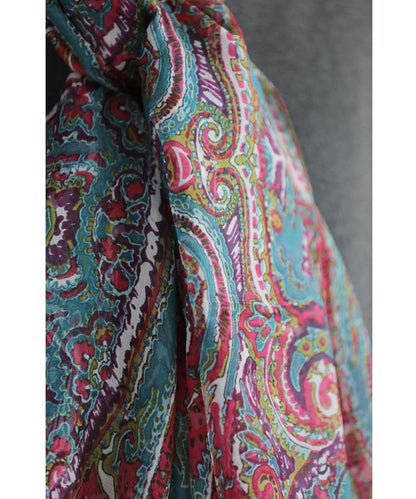 コーディネートのポイントに映える色彩アートの大判スカーフ