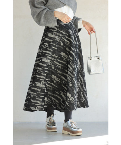 ダメージ風刺繍のアートなミディアムスカート