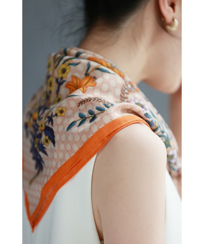 縁取りオレンジの花柄スカーフ