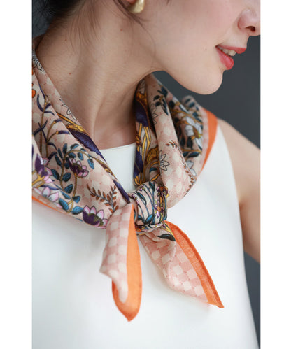 縁取りオレンジの花柄スカーフ