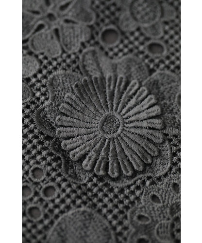 浮かぶ黒花レリーフのノースリーブカットソートップス