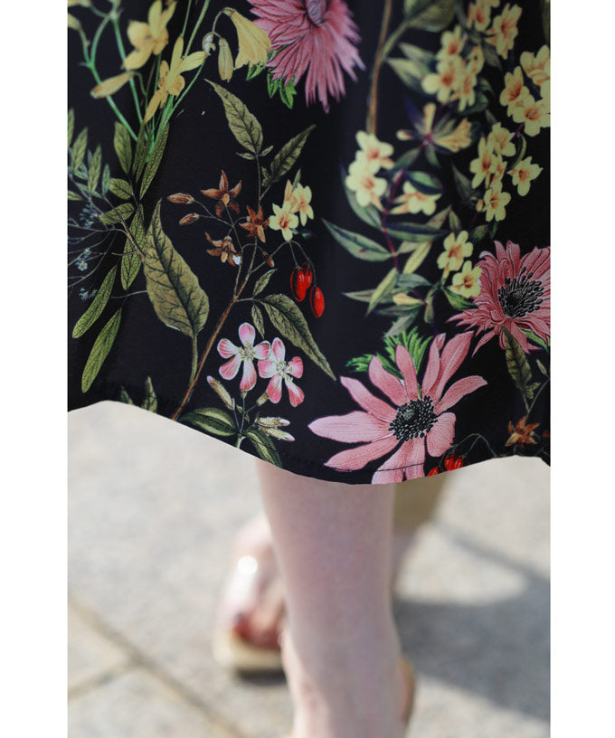 【wk00471】（S~L対応）（黒）香り立つ花を描いたふんわりシルエットミディアムスカート